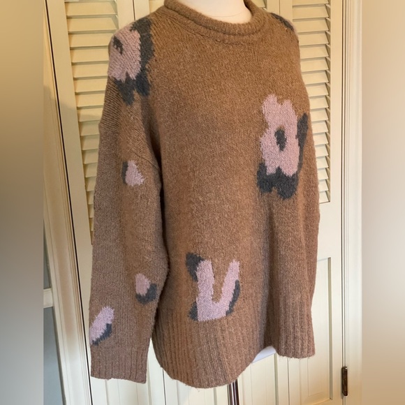 Wishlist Sweaters - Wishlist Cozy Carmel Sweater with Antique Rose motif. EUC